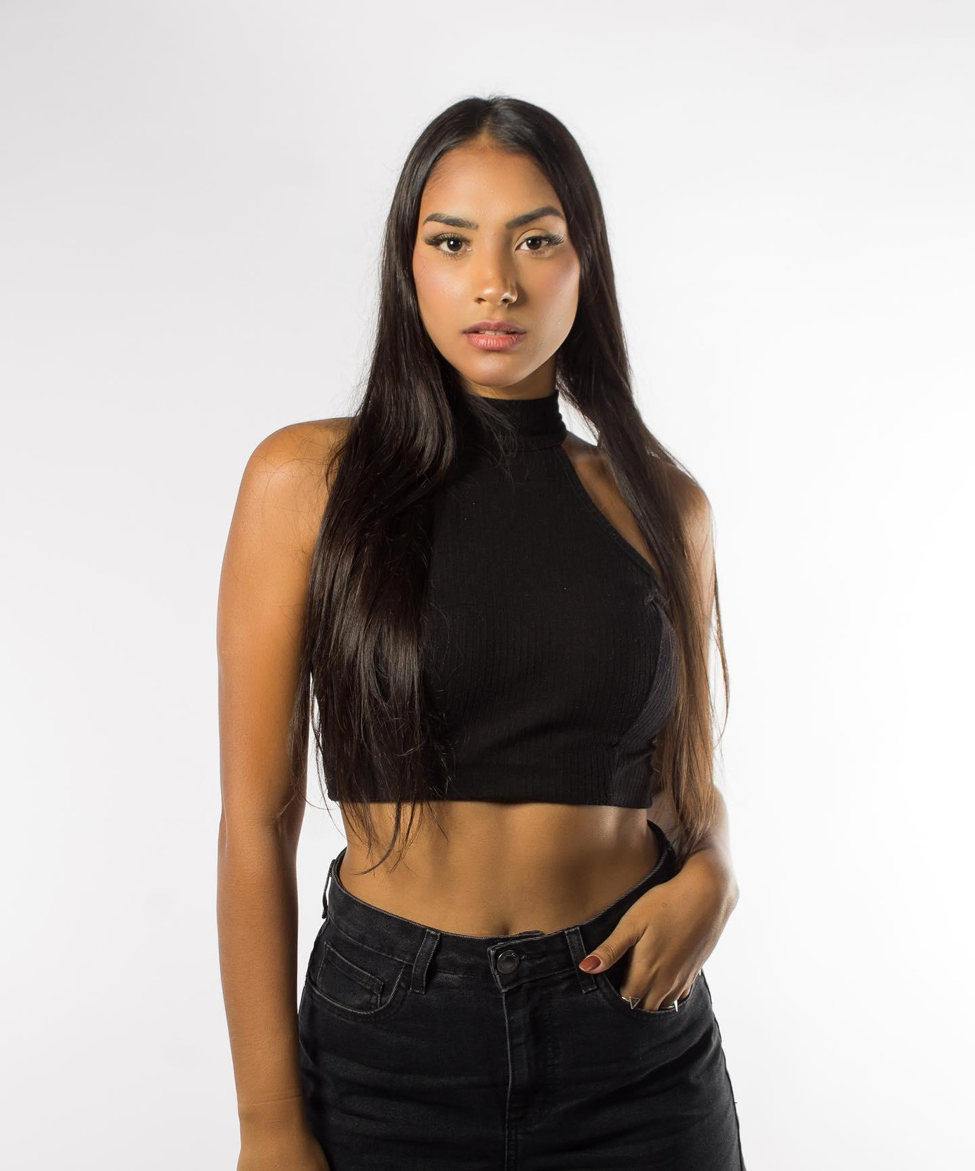 Cô sở hữu vẻ đẹp cá tính với làn da nâu khỏe mạnh. Người đẹp hiện đang là một nữ nhà báo ở quê nhà.