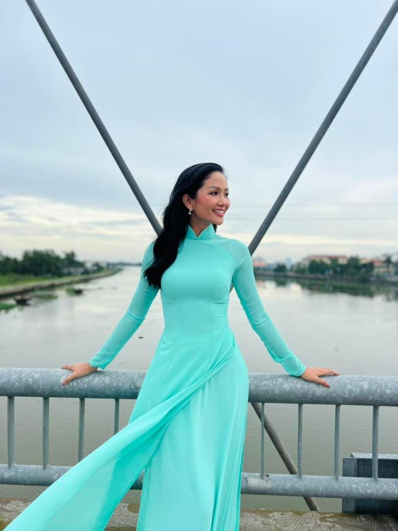 Hoa hậu H'Hen Niê nền nã, thanh lịch với tà áo dài màu xanh.