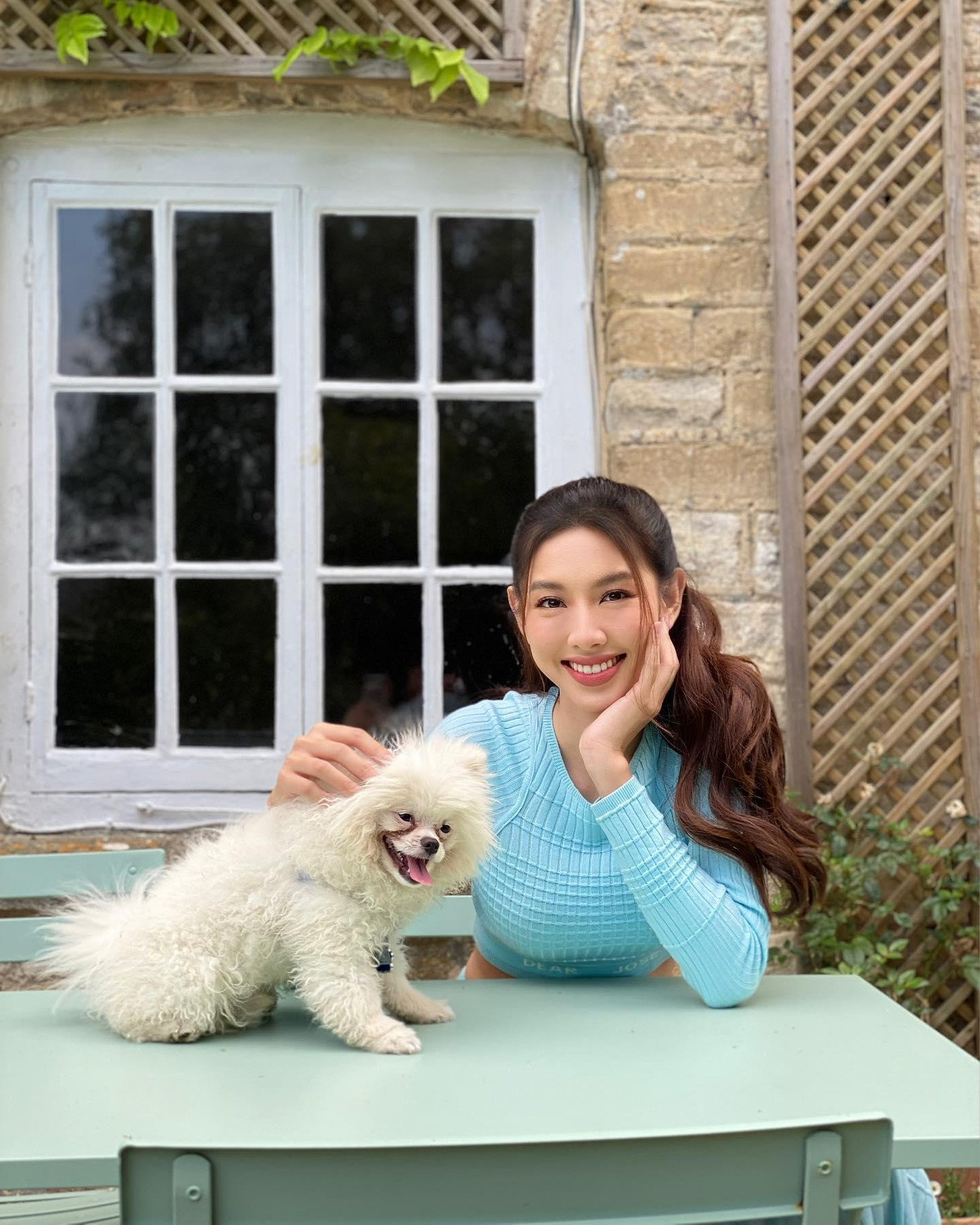 Trước đó khi di chuyển từ Angola sang châu Âu, Thùy Tiên hé lộ cô bị sụt cân khiến fan không khỏi lo lắng cho sức khỏe của người đẹp.