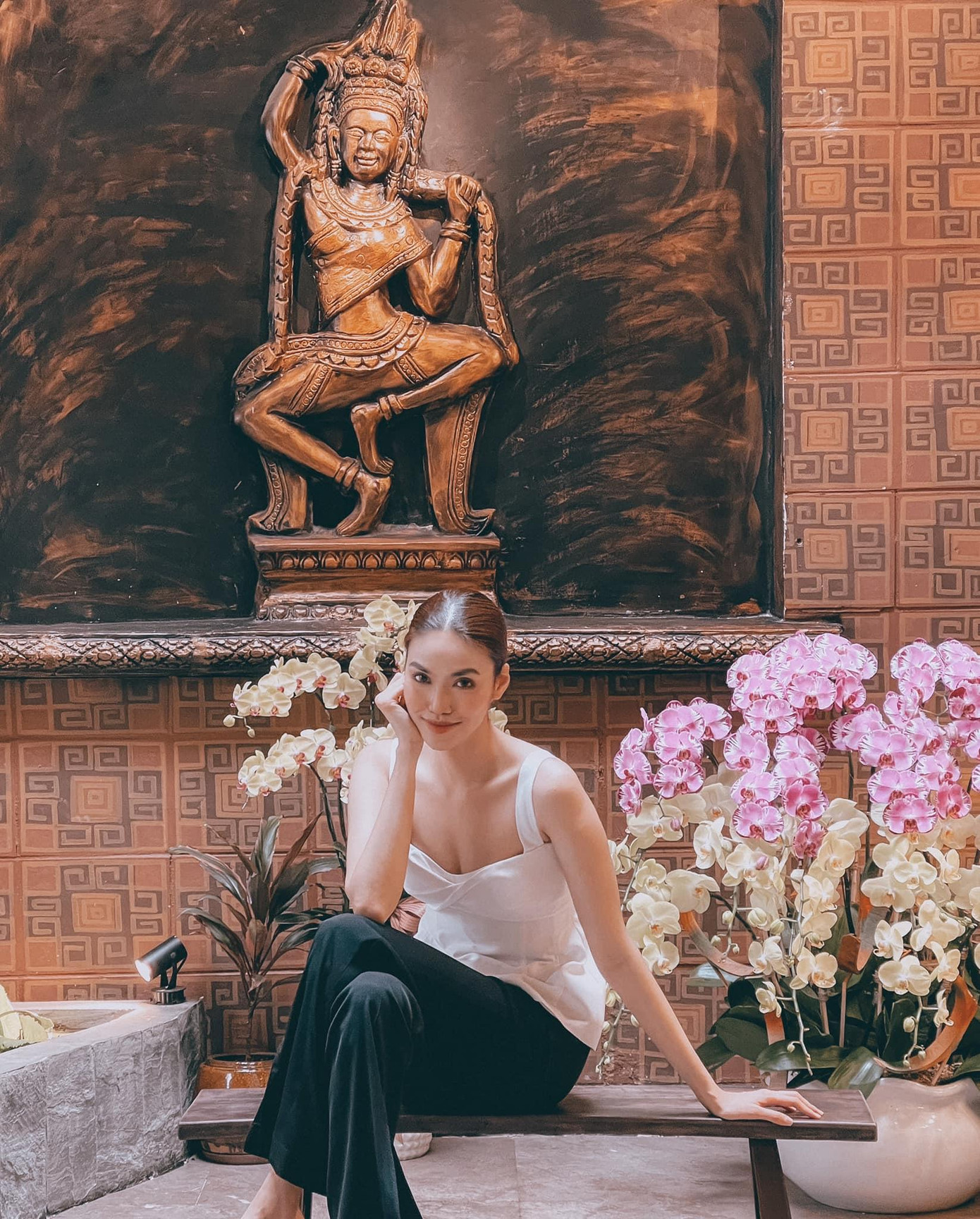 Hoa khôi Lan Khuê diện áo cúp ngực nóng bỏng.