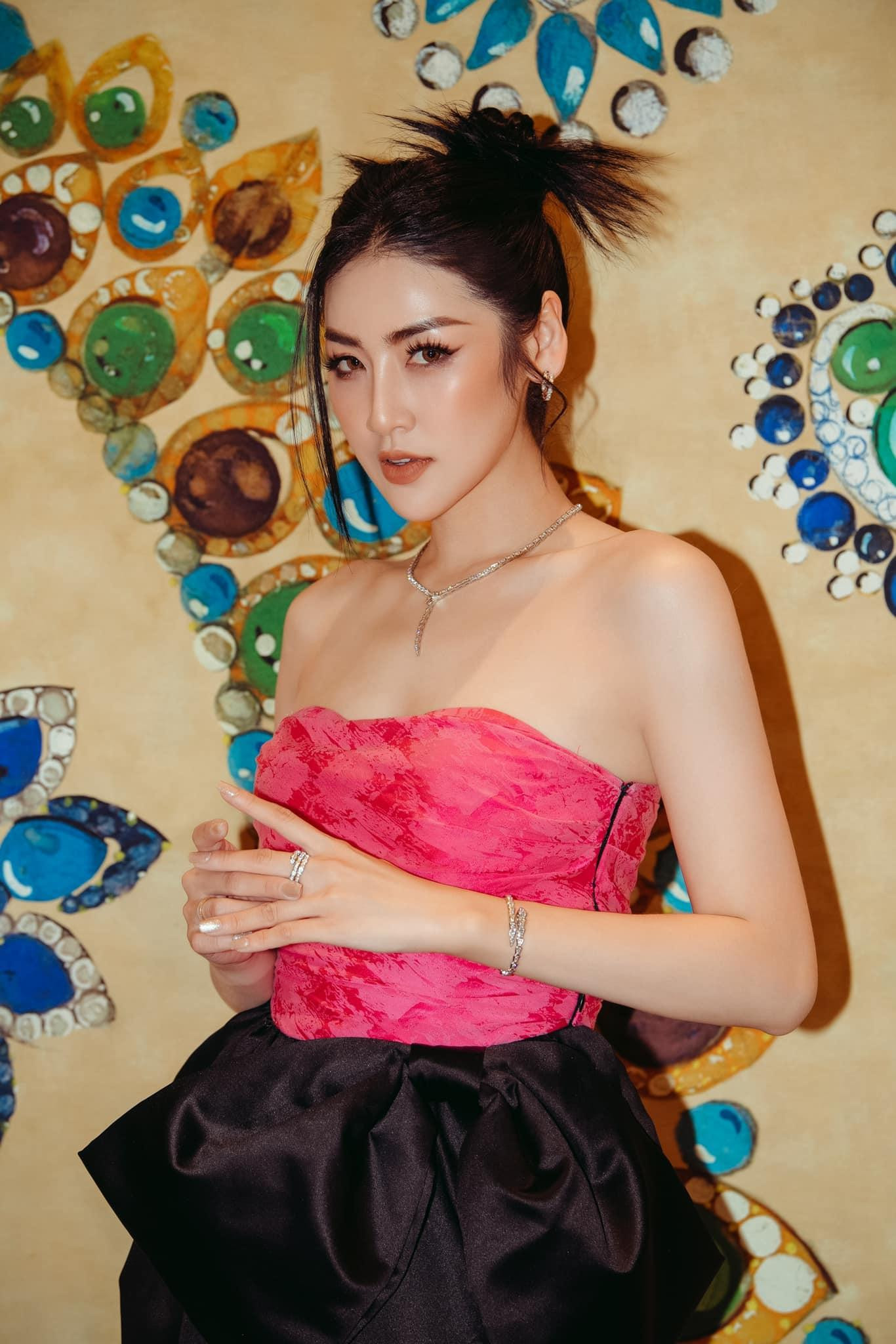 Á hậu Tú Anh diện set đồ tông màu hồng ngọt ngào, khoe nhan sắc 'gái một con' kiêu sa, xinh đẹp.