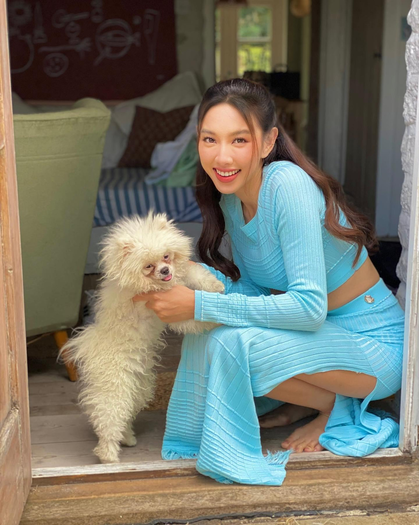 Mặc dù vậy sau khi sang Bồ Đào Nha, Thùy Tiên đã lấy lại được thần thái rạng rỡ và tươi trẻ.