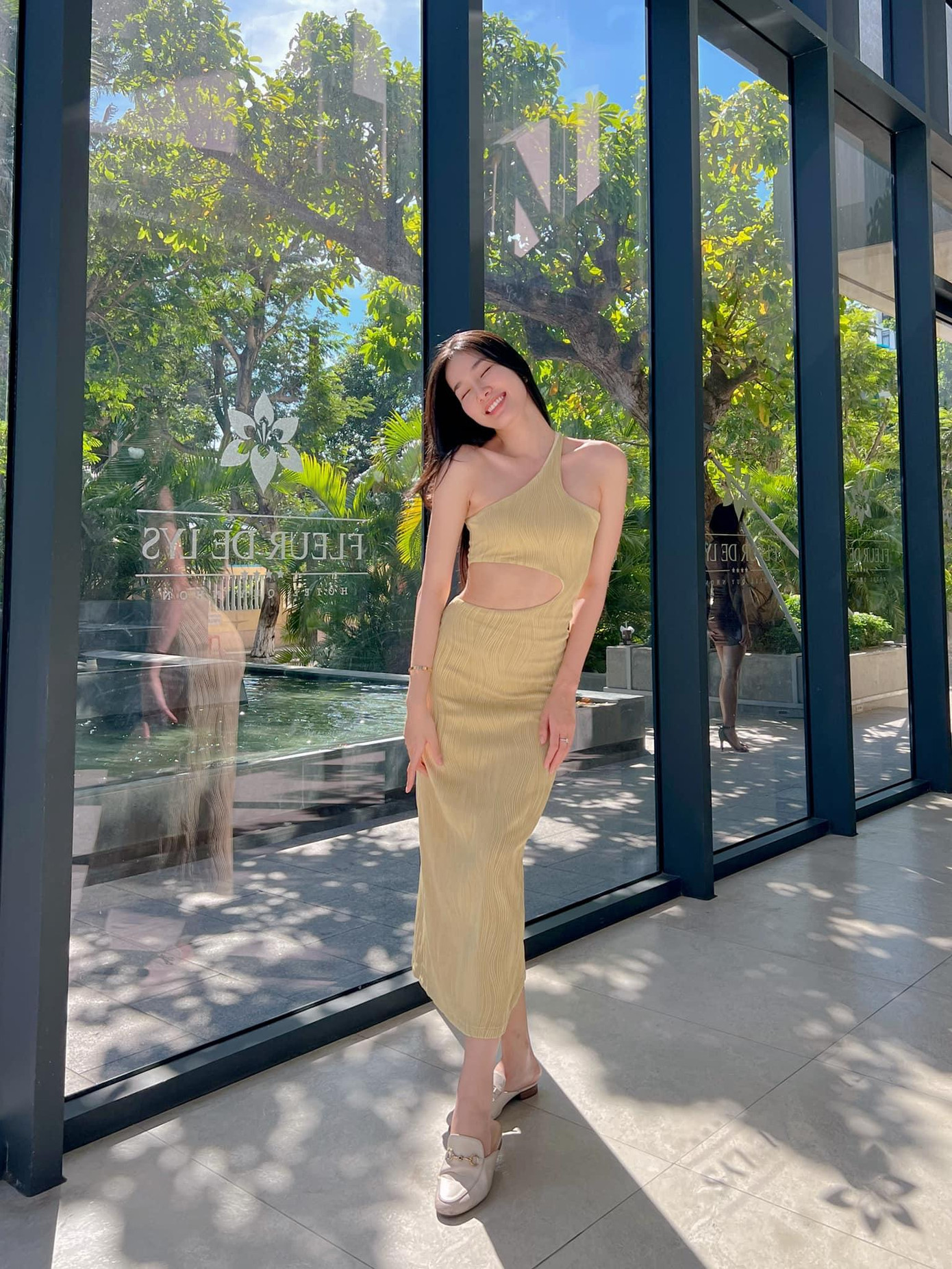 Thiết kế với đường cut-out táo bạo ở vòng eo giúp cô khoe body quyến rũ.