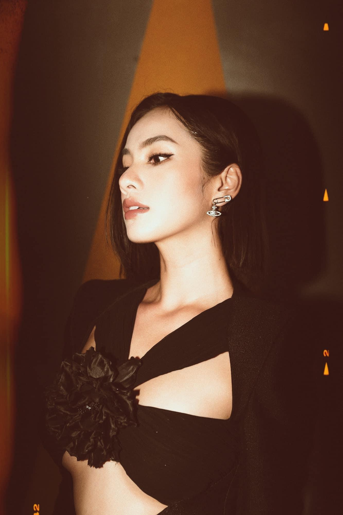 Thiết kế với điểm nhấn là bông hoa 3D ở ngực áo mang lại vẻ kiêu sa cho top 15 HHVN 2020.