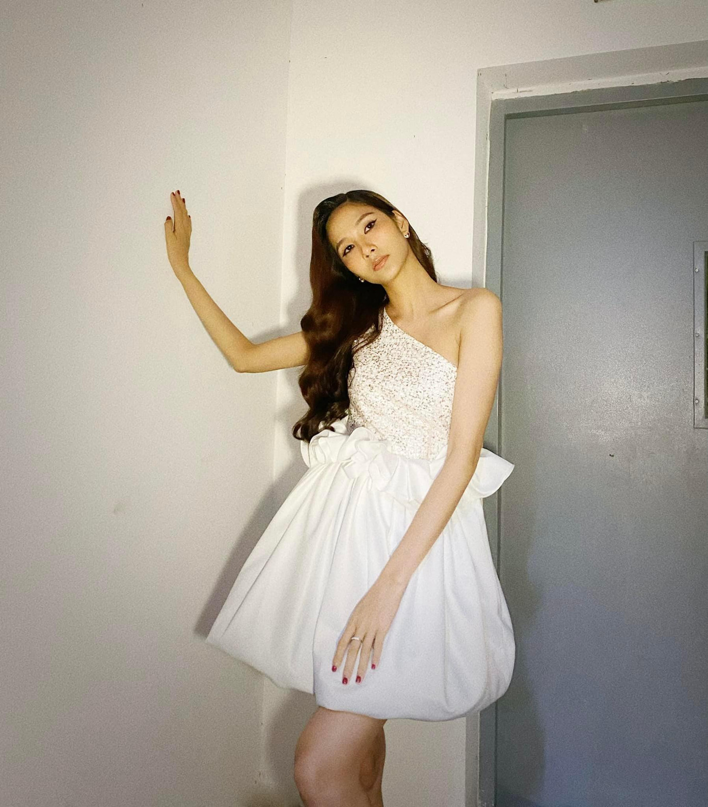 Á hậu Hoàng Thuỳ đẹp như tiểu thư với bộ váy tông màu trắng thanh lịch, yêu kiều.