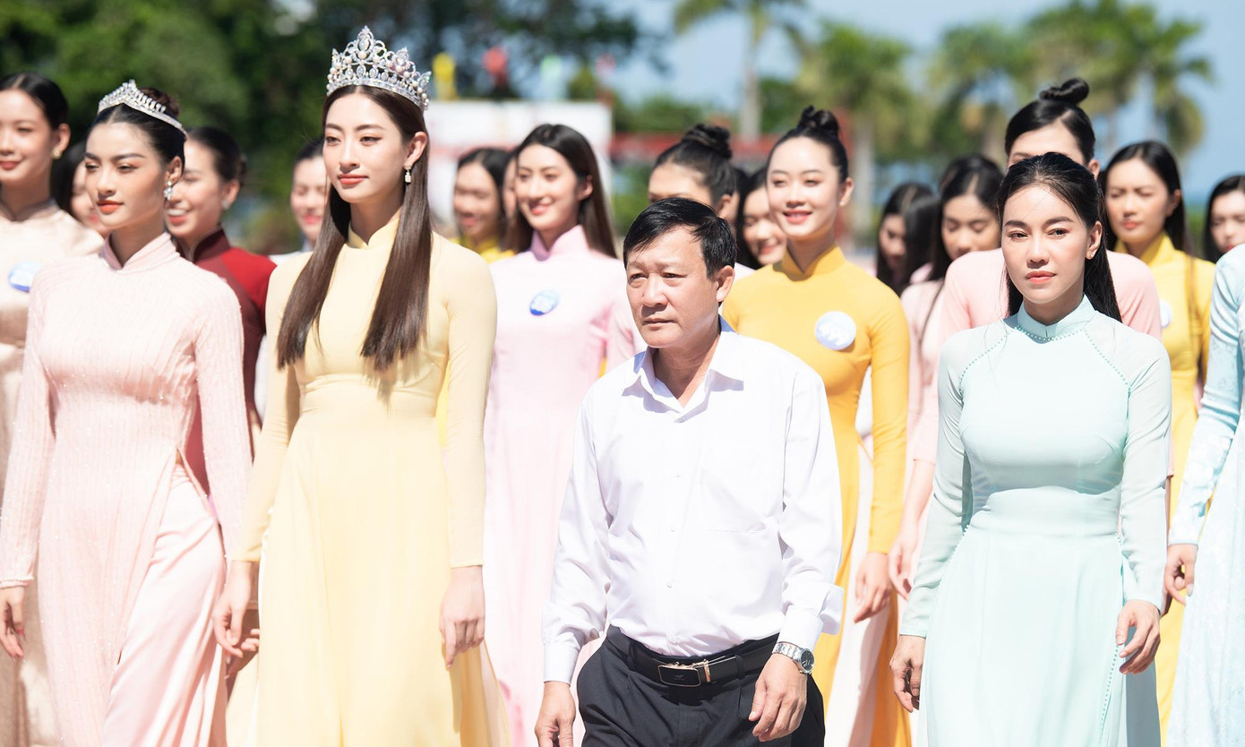 Cùng với lãnh đạo tỉnh Bình Định, Top 38 Miss World Vietnam 2022 đồng loạt diện áo dài đến quảng trường Nguyễn Tất Thành và tiến hành lễ dâng hương tại tượng đài Nguyễn Sinh Sắc - Nguyễn Tất Thành.