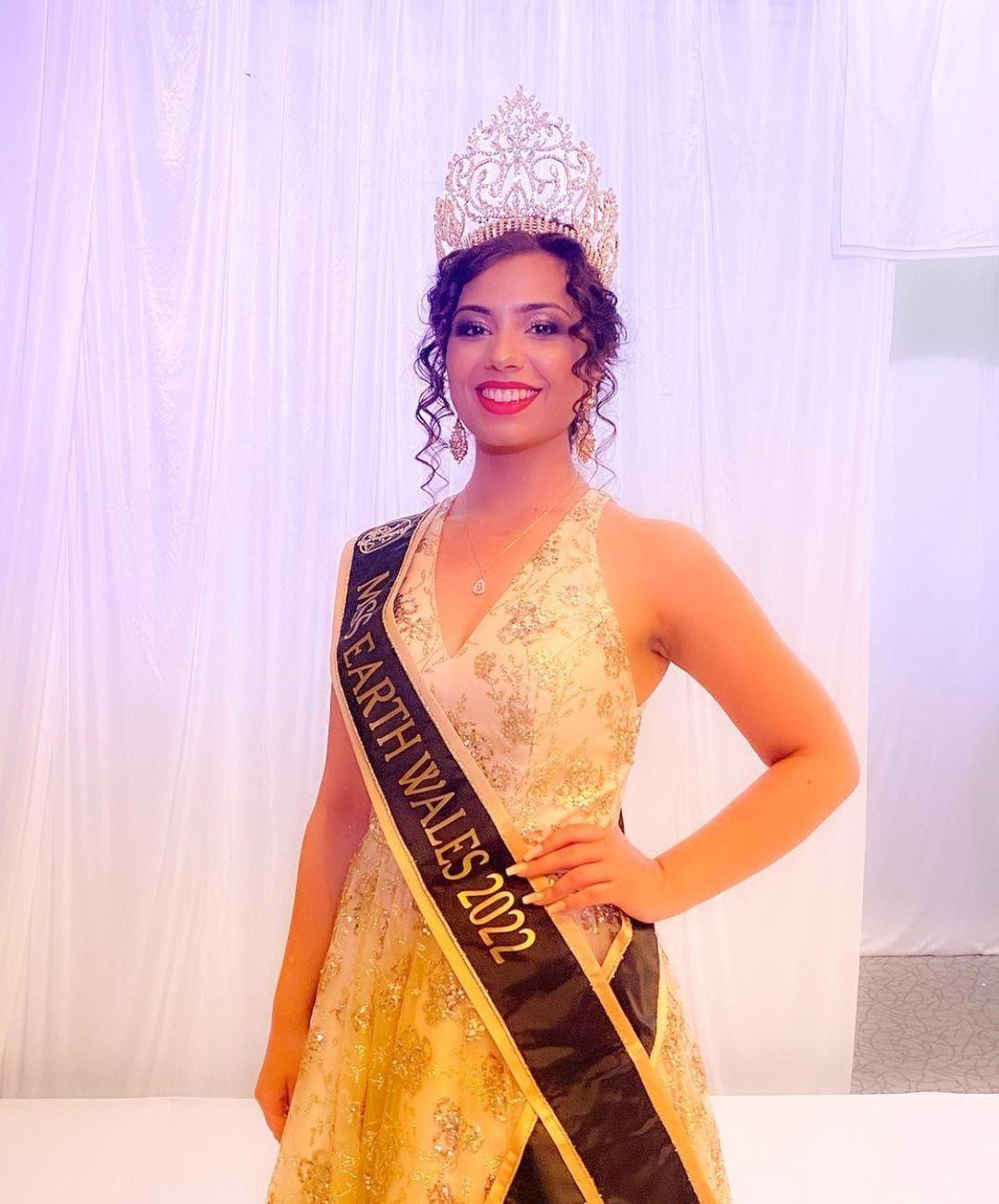 Ngôi vị Hoa hậu Trái đất xứ Wales 2022 thuộc về người đẹp tóc xù Shereen Brogan. Ngôi vị Hoa hậu Trái đất xứ Wales 2022 thuộc về người đẹp tóc xù Shereen Brogan.