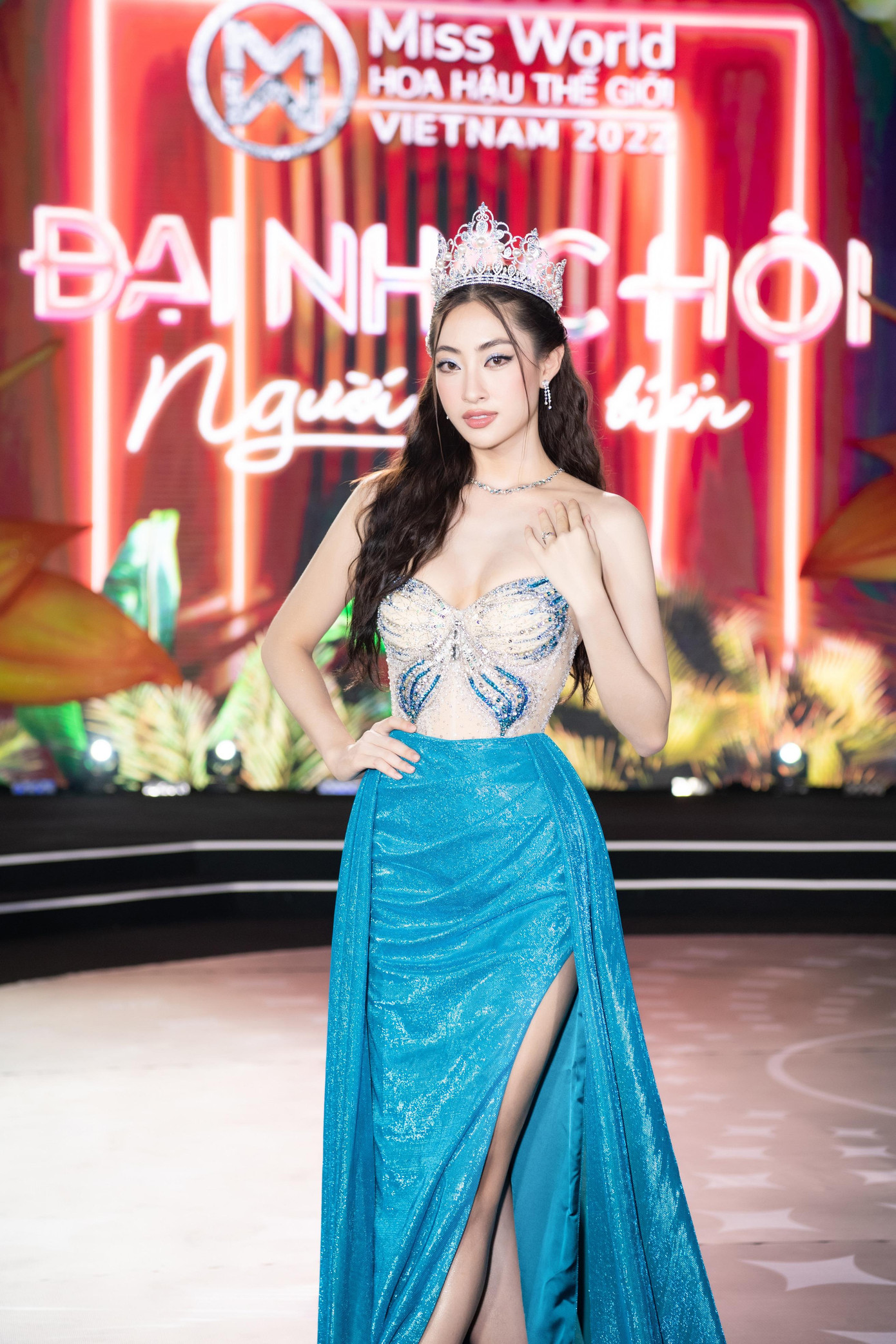 Cô vừa là đương kim Miss World Vietnam vừa đảm nhận vai trò giám khảo tại cuộc thi năm nay.