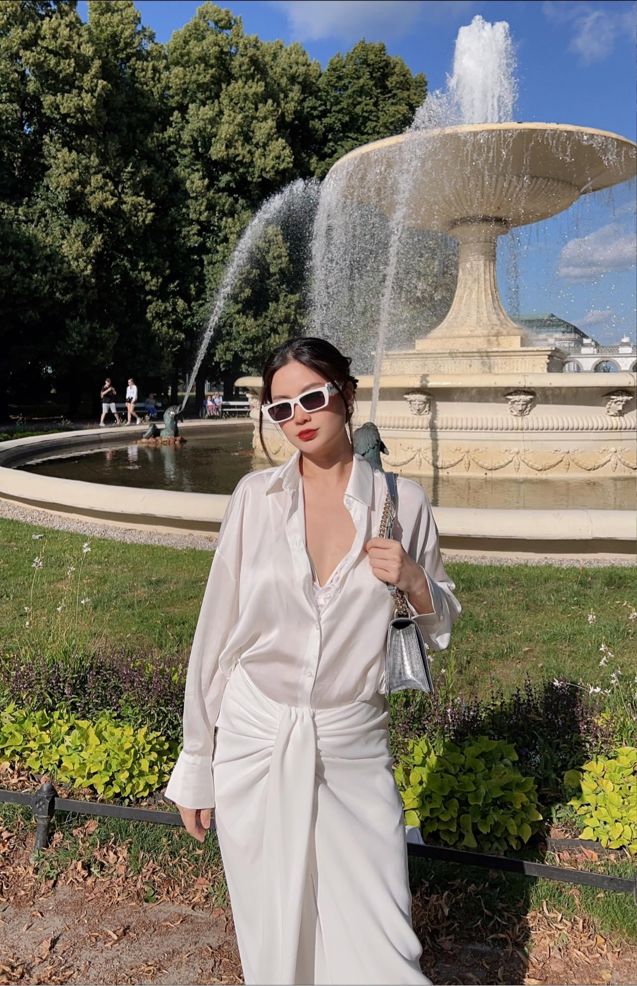 Á hậu Diễm Trang thả dáng quyến rũ với váy trắng xẻ vòng 1 ở Ba Lan.