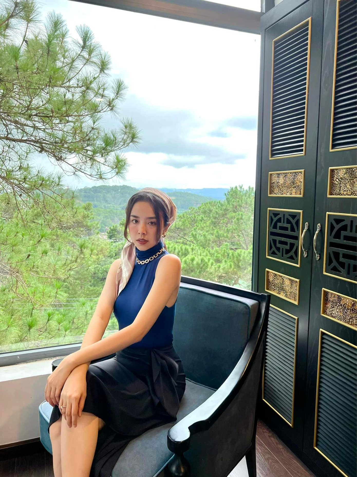 Á hậu Thuý An diện áo ba lỗ cổ lọ khoe vai trần nuột nà.