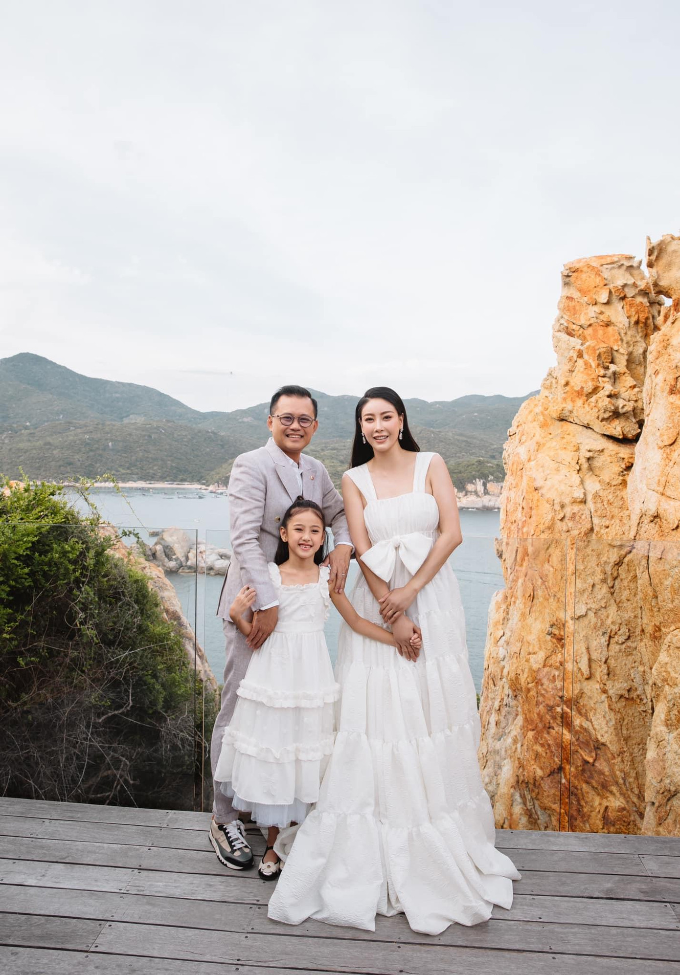 Năm 2007, Hoa hậu Hà Kiều Anh và ông xã Huỳnh Trung Nam tổ chức đám cưới bí mật tại một vùng biển miền Trung. Đám cưới chỉ có khoảng 100 khách mời, trong đó bạn bè của cả hai chỉ có khoảng 10 người, còn lại là người thân trong gia đình.