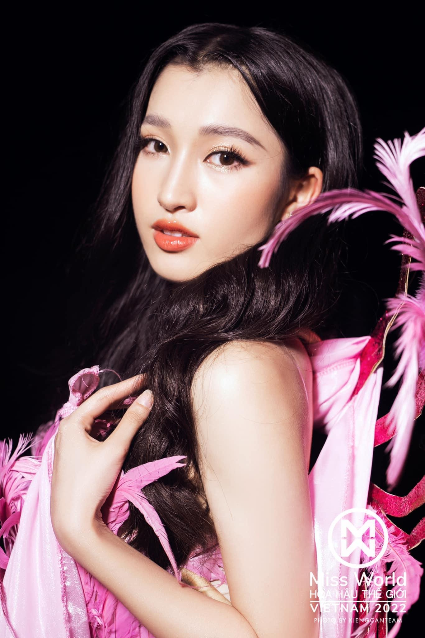 Dàn thí sinh khoe nhan sắc xinh đẹp, lộng lẫy trong hậu trường trước khi ra sân khấu.