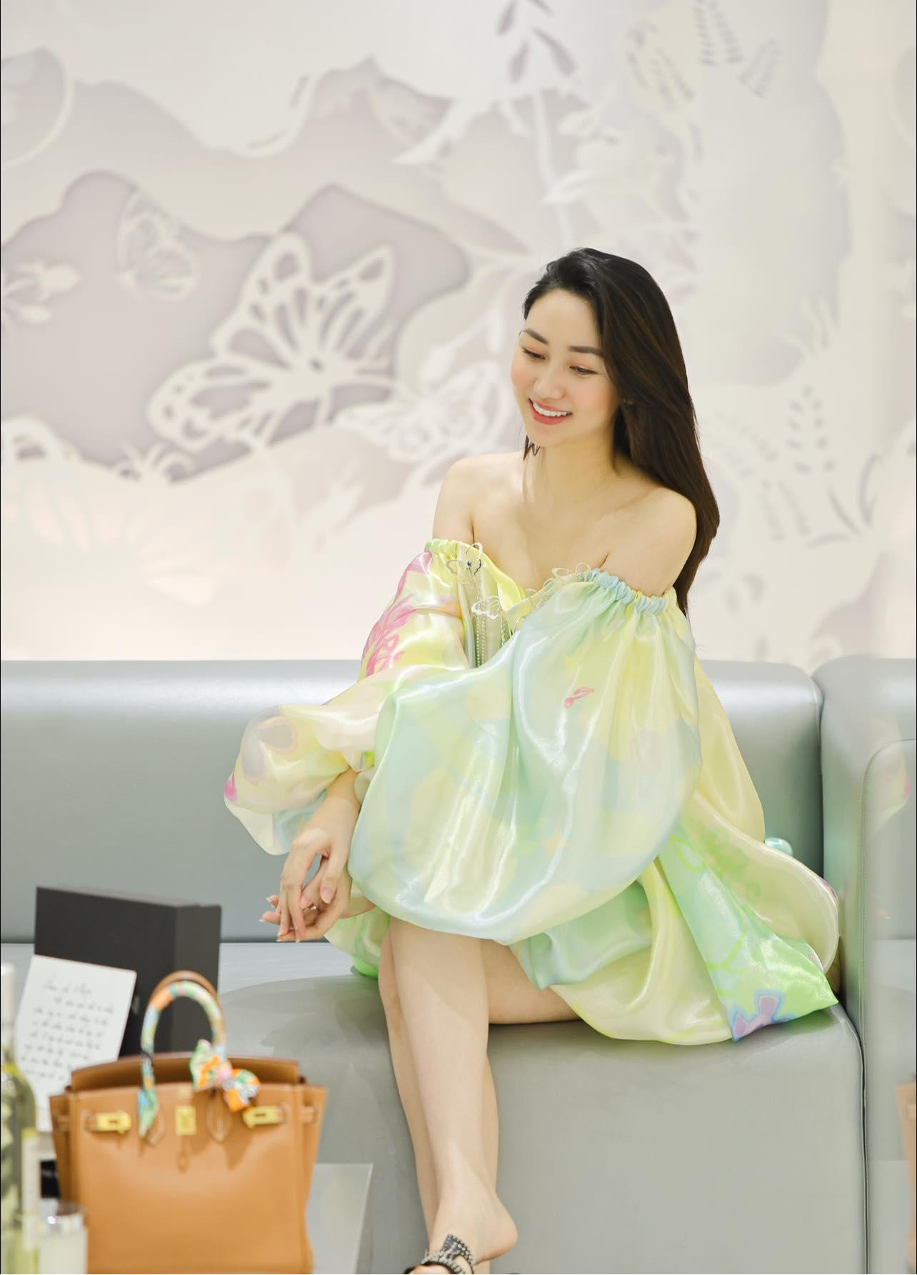 Á hậu Hoàn vũ Ngô Trà My diện váy phom dáng phồng lạ mắt khoe vai trần quyến rũ.