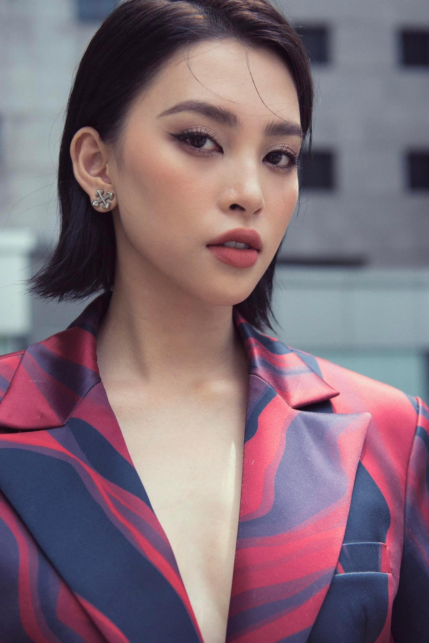 Phong cách trang điểm của Tiểu Vy cũng nhẹ nhàng hơn mà không cầu kỳ như Minh Tú.