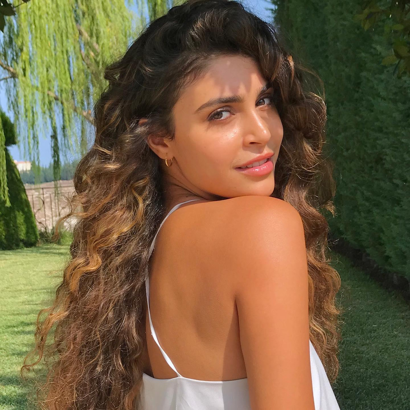 Tân Hoa hậu năm nay 20 tuổi, sở hữu gương mặt cực kỳ xinh đẹp. Cô hiện đang là một sinh viên chuyên ngành báo chí.