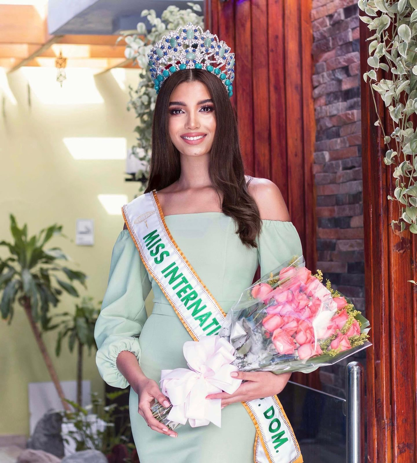 Một người đẹp khác của khu vực Latinh hứa hẹn sẽ cực kỳ tỏa sáng tại cuộc thi năm nay đó là đại diện của Cộng hòa Dominica - Celine Santos Frias. Celine Santos Frias năm nay 22 tuổi, sở hữu chiều cao 'khủng' 1m81 và hiện đang là một sinh viên luật.