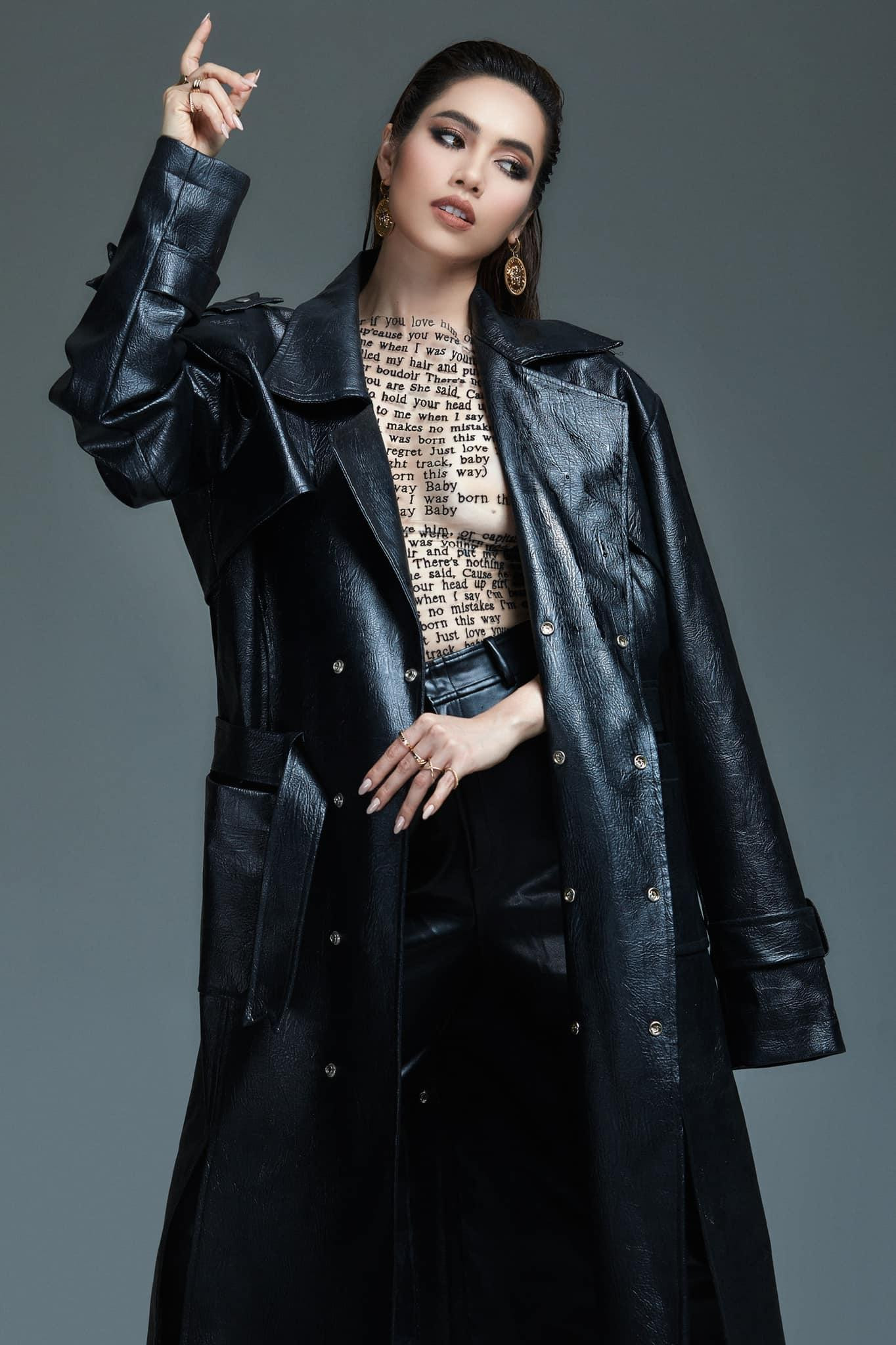 Á hậu Hoàng Thuỳ diện áo xuyên thấu khoe vòng một nóng bỏng.