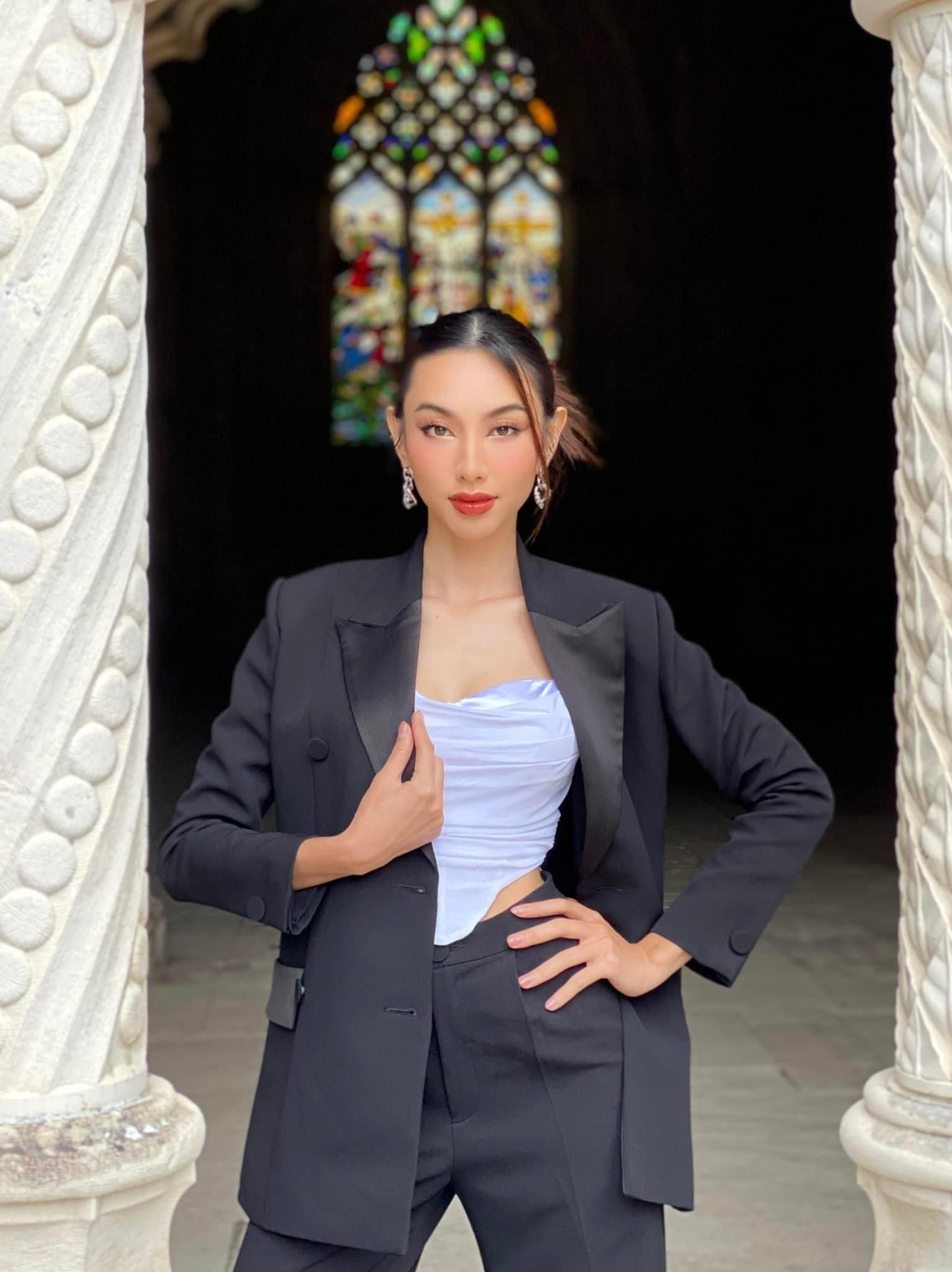 Mặc dù diện bộ vest có phom dáng khá lịch sự nhưng Thuỳ Tiên vẫn tạo được điểm nhấn bằng chiếc áo crop-top màu trắng có kiểu dáng lạ mắt.