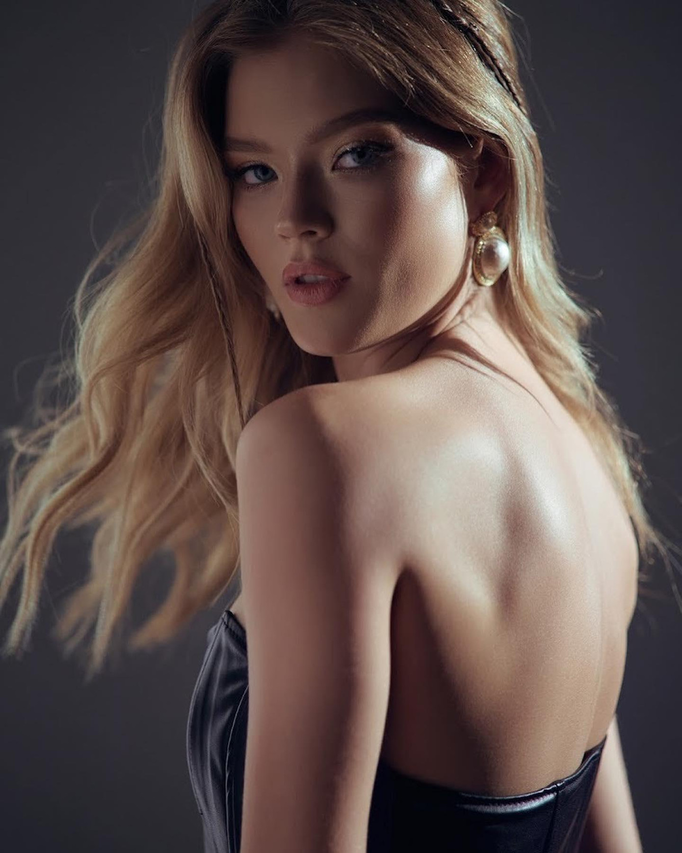 Anna Linnikova là một người mẫu ở quê nhà. Cô được đánh giá là có khá nhiều điểm giống với siêu mẫu Kate Moss.