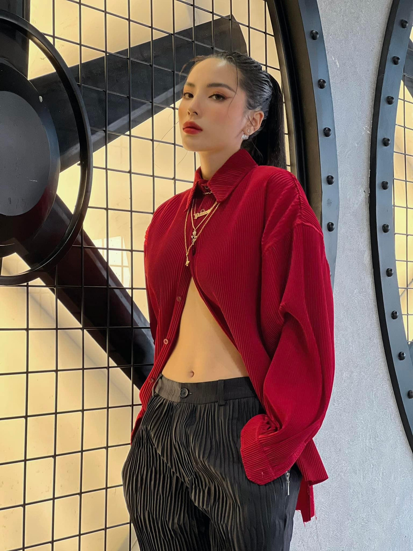 Hoa hậu Kỳ Duyên diện mốt sơ-mi phanh cúc khoe cơ bụng nóng bỏng.