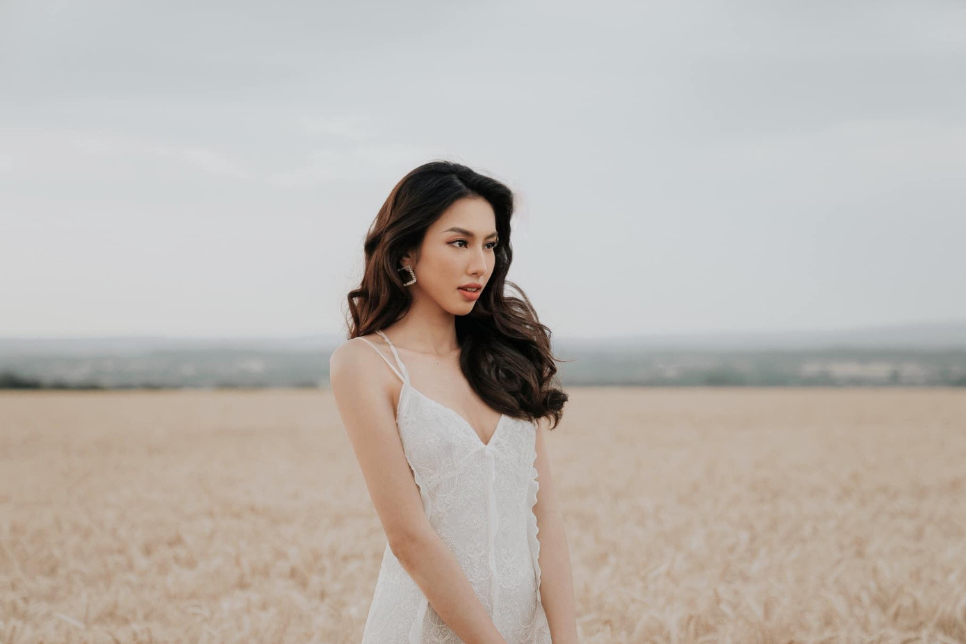 Người đẹp khoe sắc với bộ váy ren trắng tinh khôi.