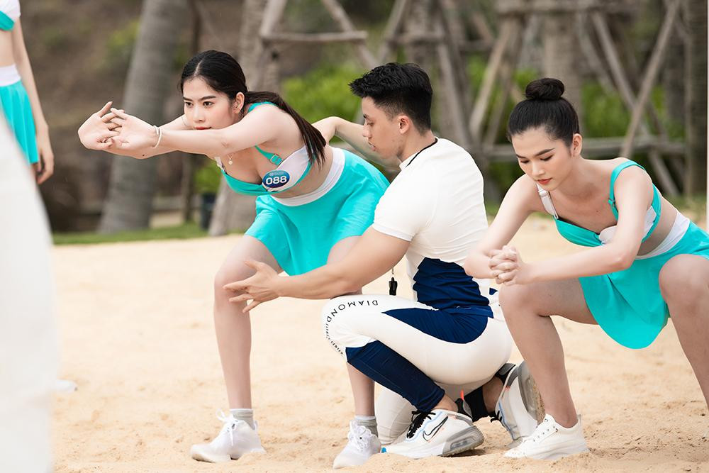 Các thí sinh với phần thi squat.