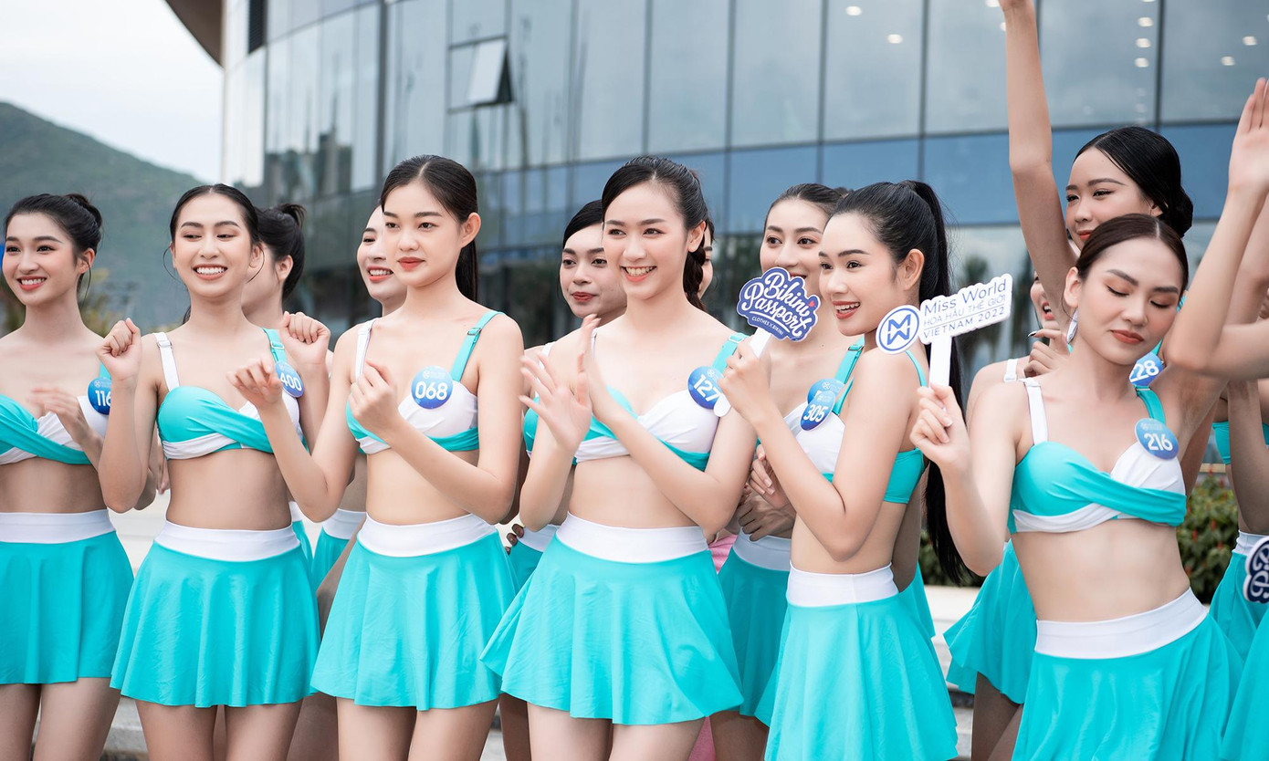 Các thí sinh khoe dáng năng động, quyến rũ trên bãi biển.