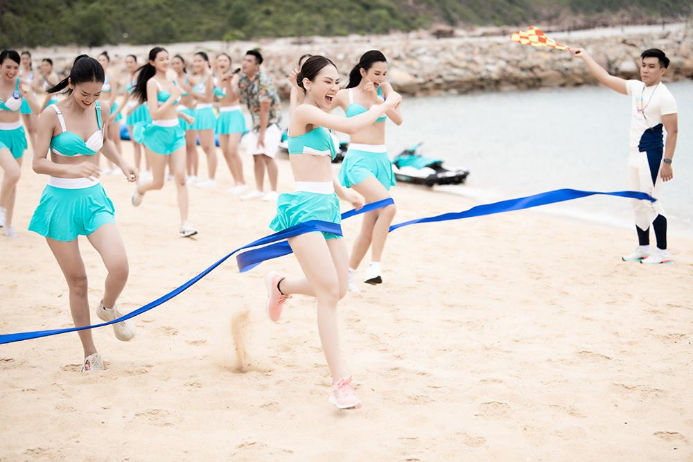 Các cô gái hào hứng với phần thi chạy cự ly ngắn.