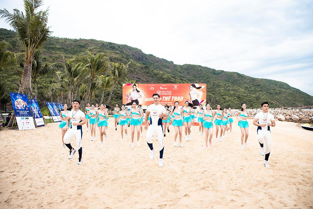 Các thí sinh được các huấn luyện viên hướng dẫn trước khi bước vào các phần thi.