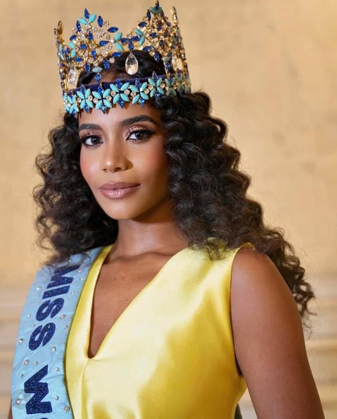 Cùng đến Việt Nam lần này là người đẹp Toni-Ann Singh - Hoa hậu thế giới 2019. Cô là người mang chiếc vương miện cao quý về cho quê hương Jamaica sau 26 năm chờ đợi.