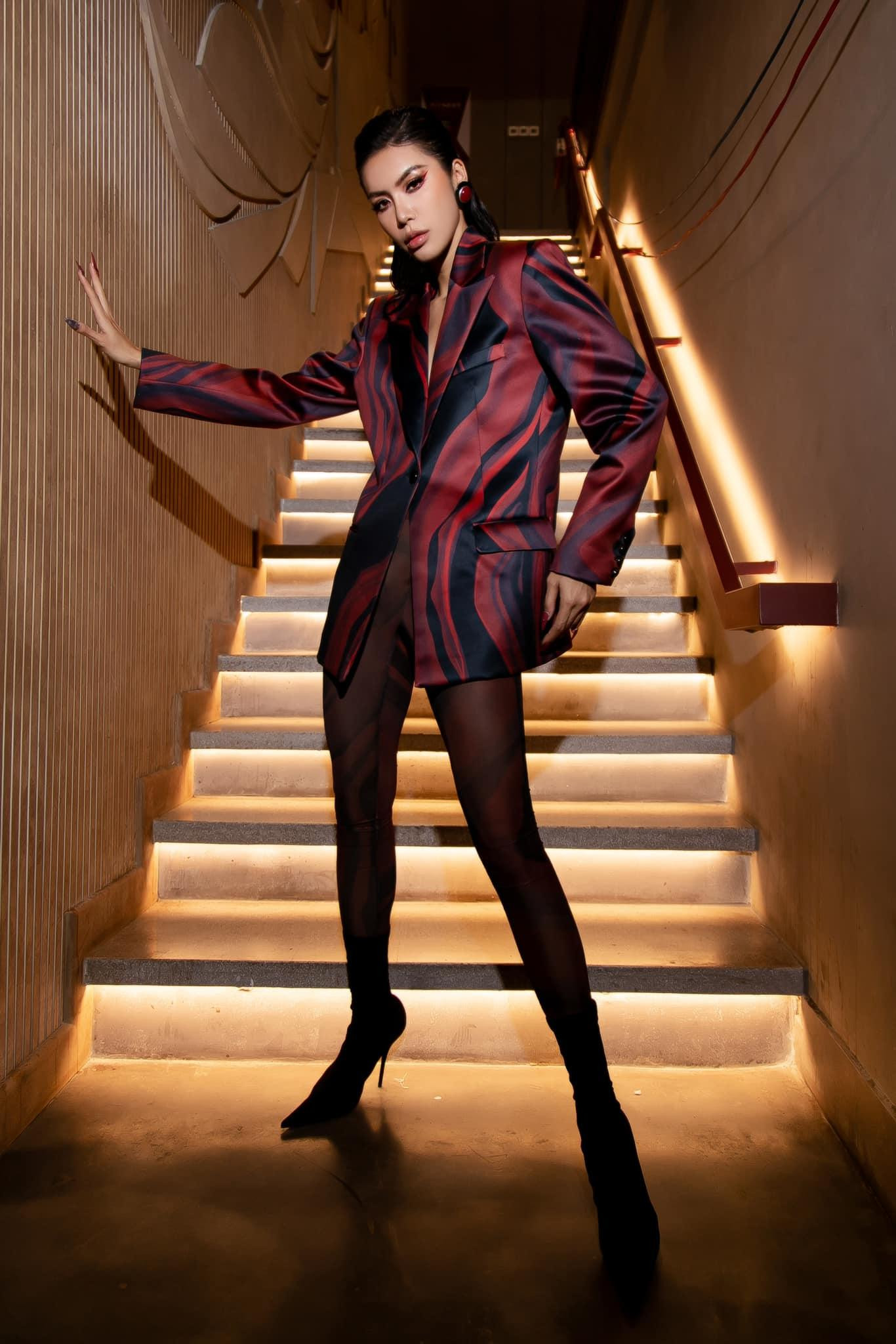 Cô chọn cách chải tóc ngược ra phía sau để tăng thêm sự cá tính, bí ẩn. Cách tạo dáng của cô nàng chân dài cũng cực kỳ 'ngầu'.