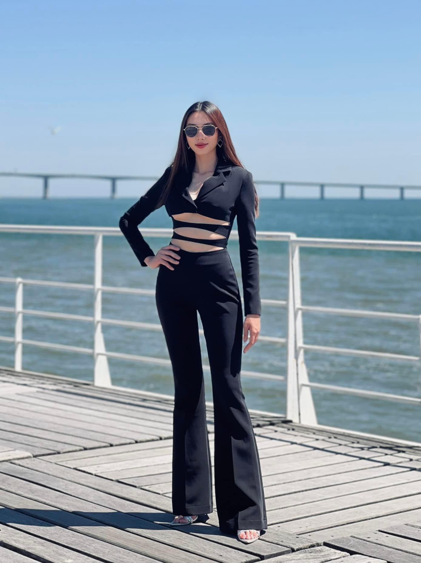 Thùy Tiên xinh đẹp, quyền lực với bộ jumpsuit đen cut-out nóng bỏng.