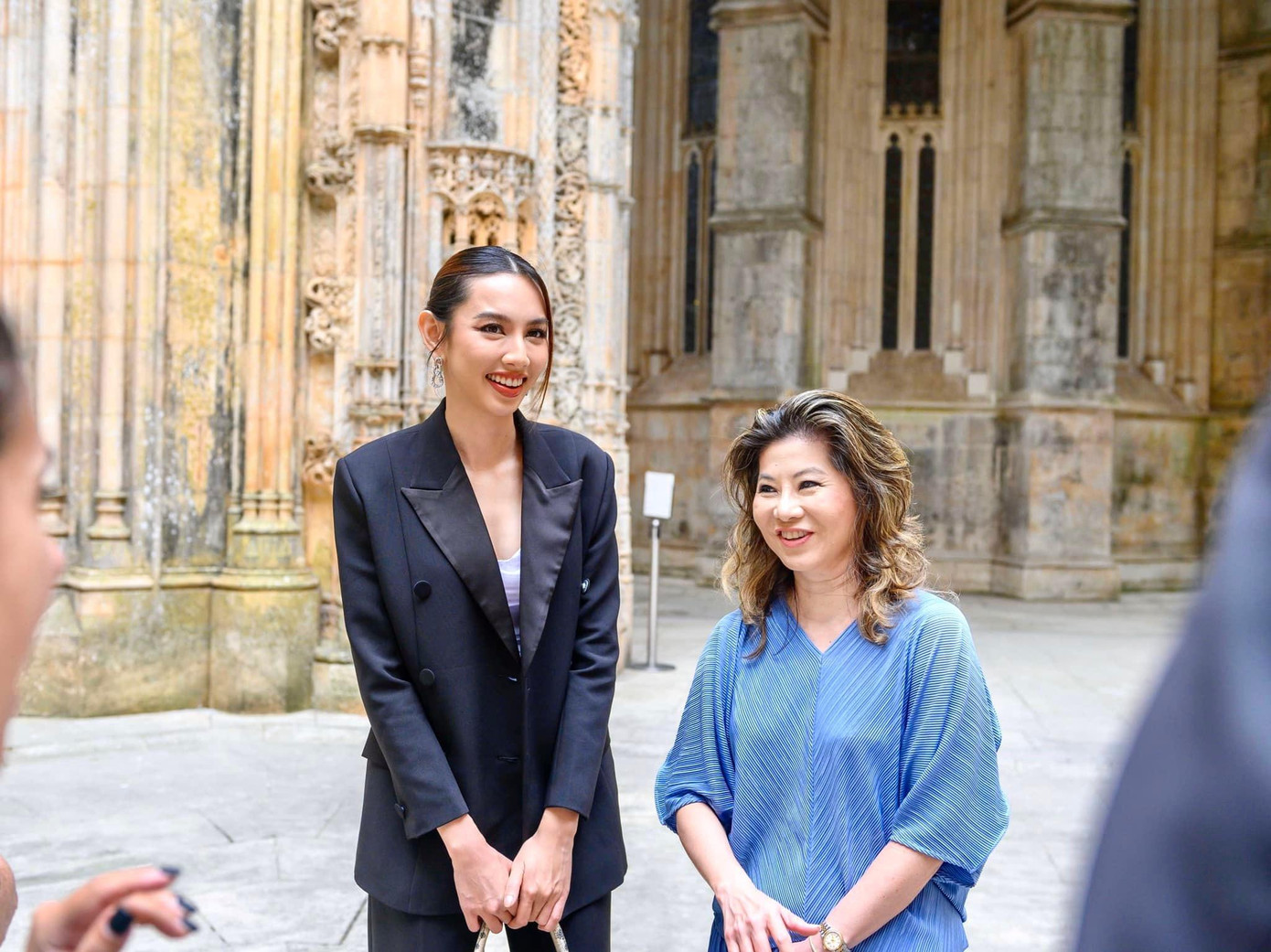 Đồng hành cùng Hoa hậu Thuỳ Tiên trong chuyến đi này là bà Teresa - phó chủ tịch của Miss Grand International.