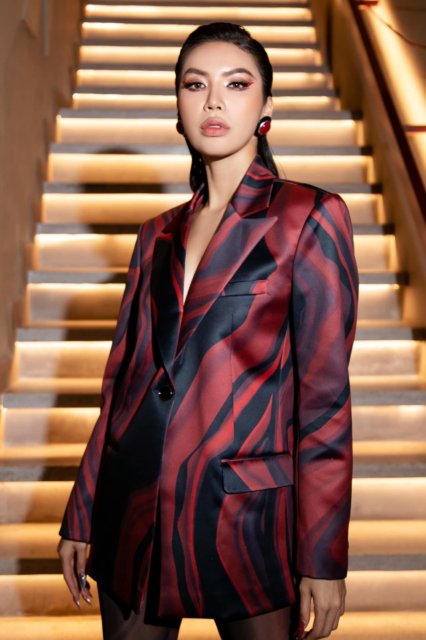 Thiết kế tôn lên vẻ quyền lực và kiêu sa của Hoa hậu Siêu quốc gia Việt Nam 2018.