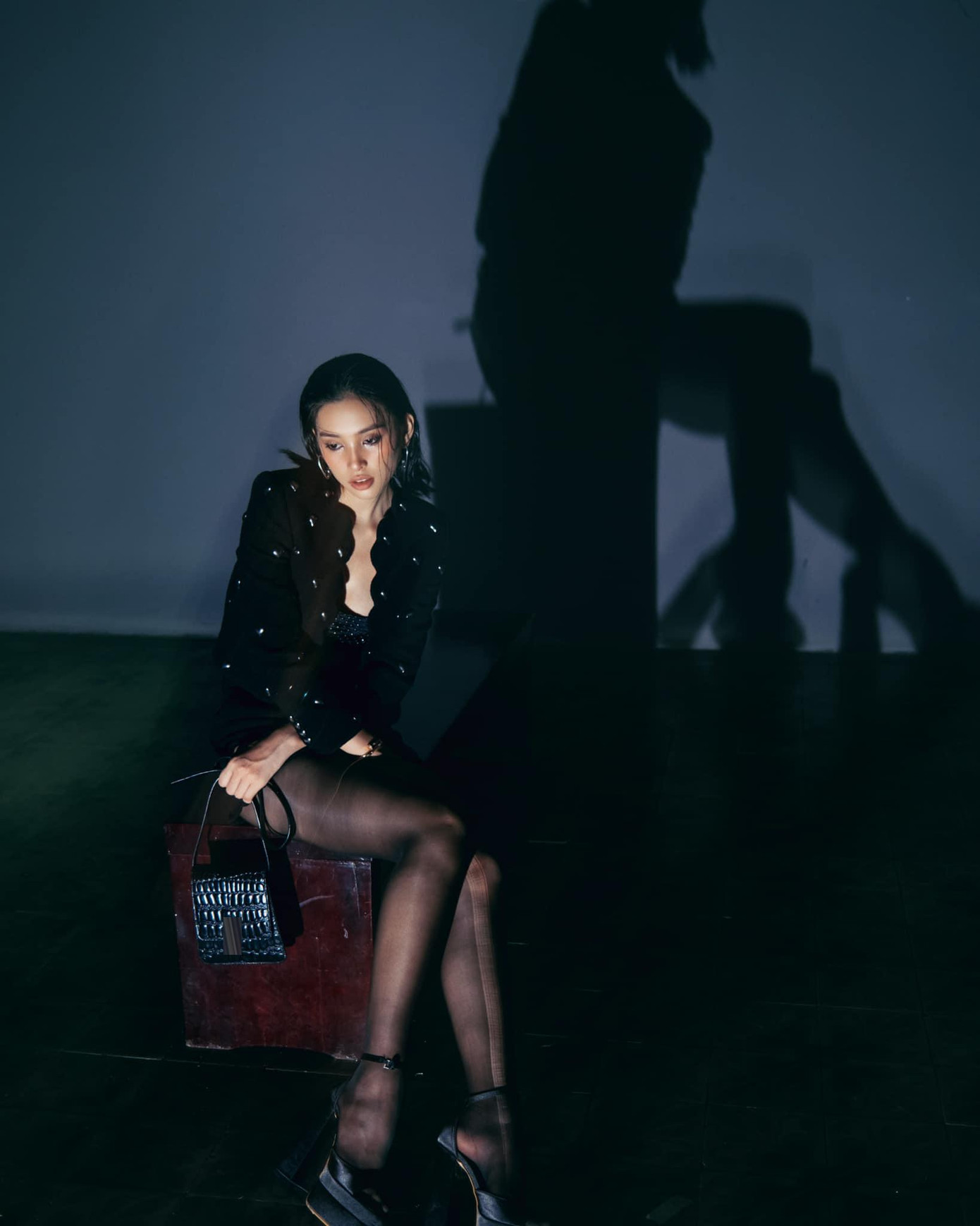 Thiết kế tông màu đen mang lại vẻ hiện đại và quyến rũ cho nàng hậu xứ Quảng.