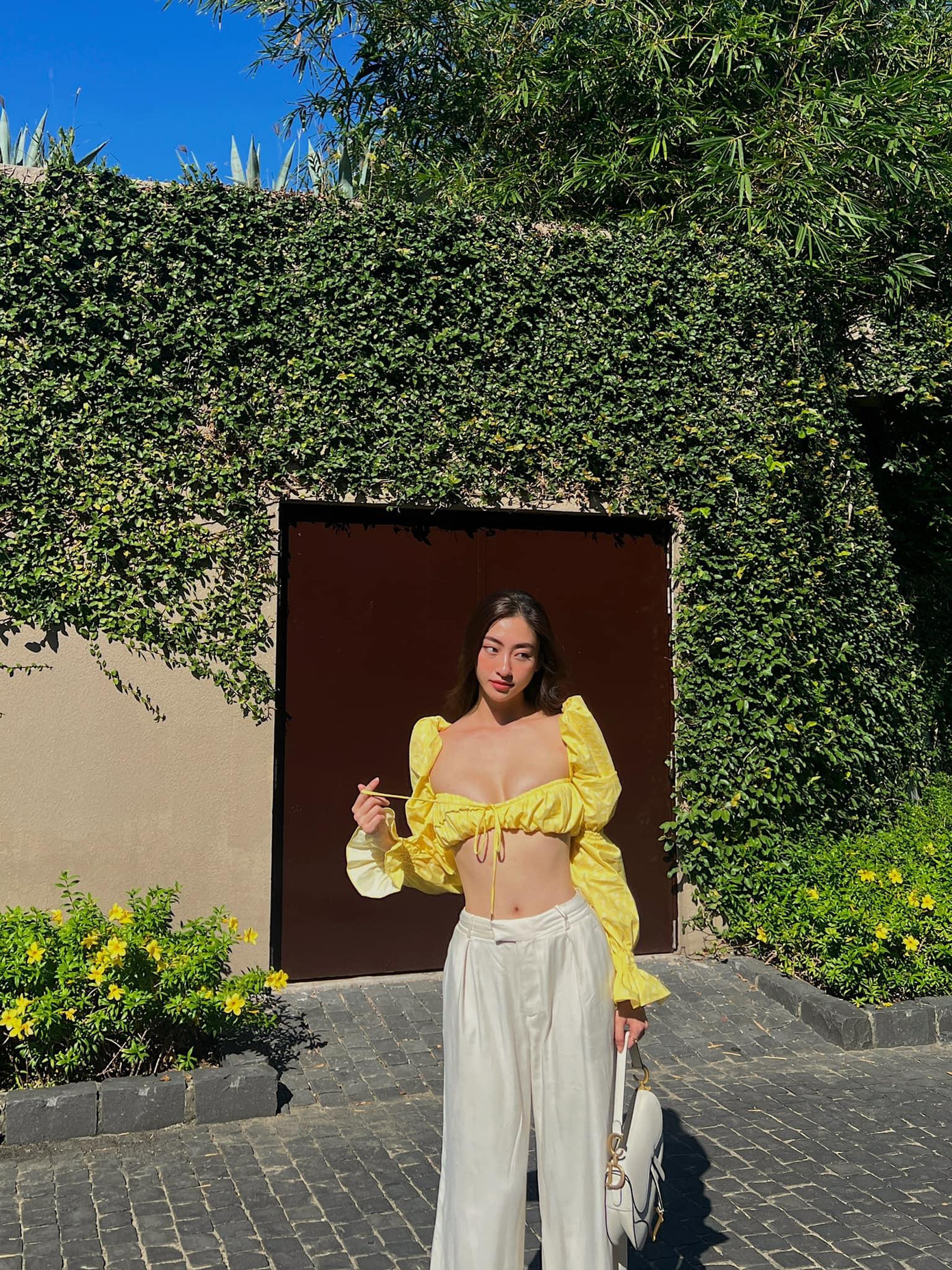 Thiết kế tôn lên vóc dáng cực nóng bỏng của mỹ nhân gốc Cao Bằng.