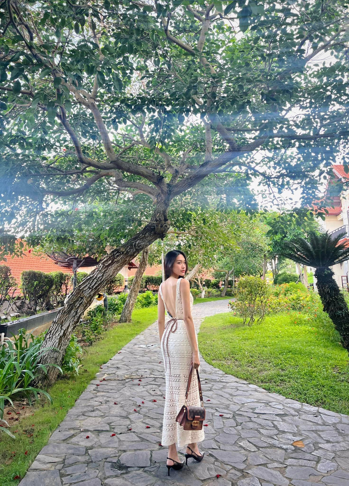 Người đẹp Tài năng của Hoa hậu Việt Nam 2020 Doãn Hải My khoe lưng trần quyến rũ với bộ váy ren trắng.