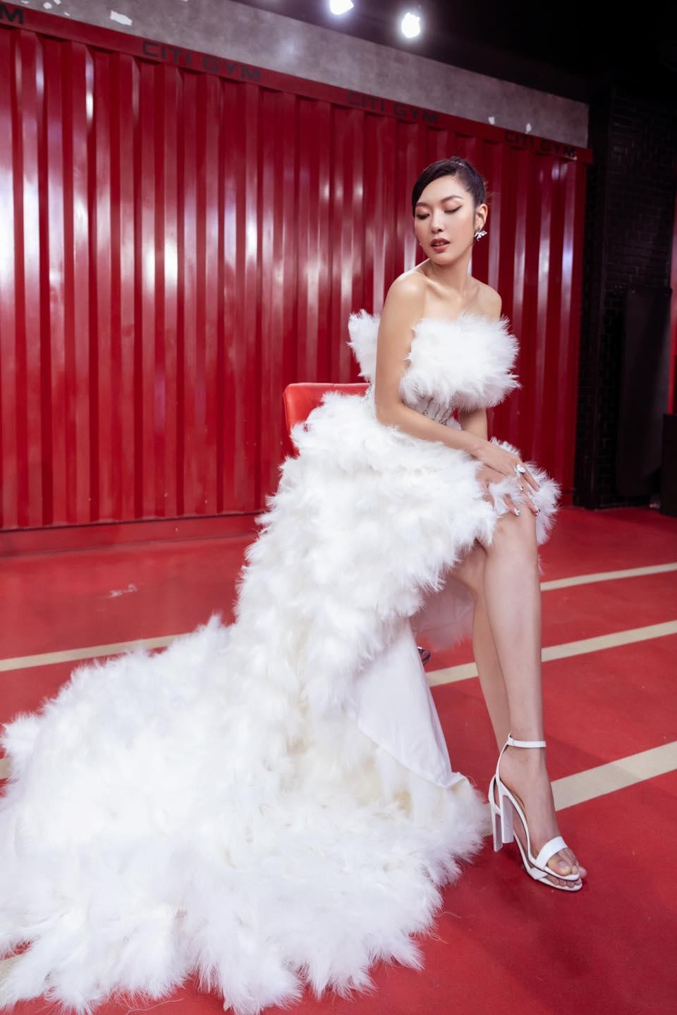 Mới đây, Á hậu Quốc tế Thúy Vân khiến fans xao xuyến khi hóa thân thành một nàng thiên nga trắng yêu kiều với bộ váy lông vũ trắng muốt.