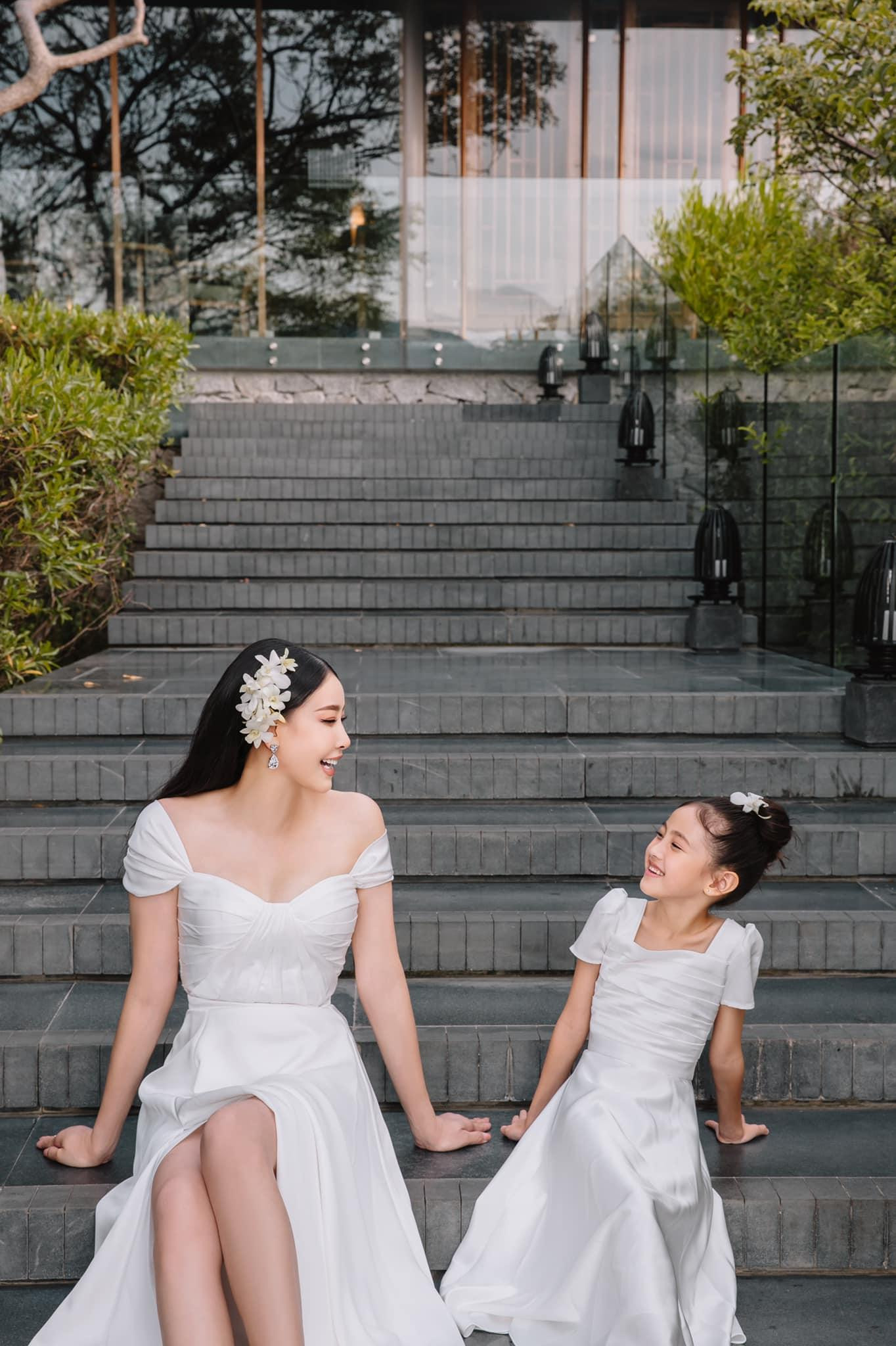 Hoa hậu Việt Nam 1992 không quên nhắn nhủ: "Cám ơn Anh luôn là điểm tựa vững chắc để mẹ con em được sống trong vui vẻ, hạnh phúc. Hy vọng chúng ta sẽ còn nhiều năm bên nhau để cùng đón đám cưới bạc, vàng rồi kim cương anh nhé".