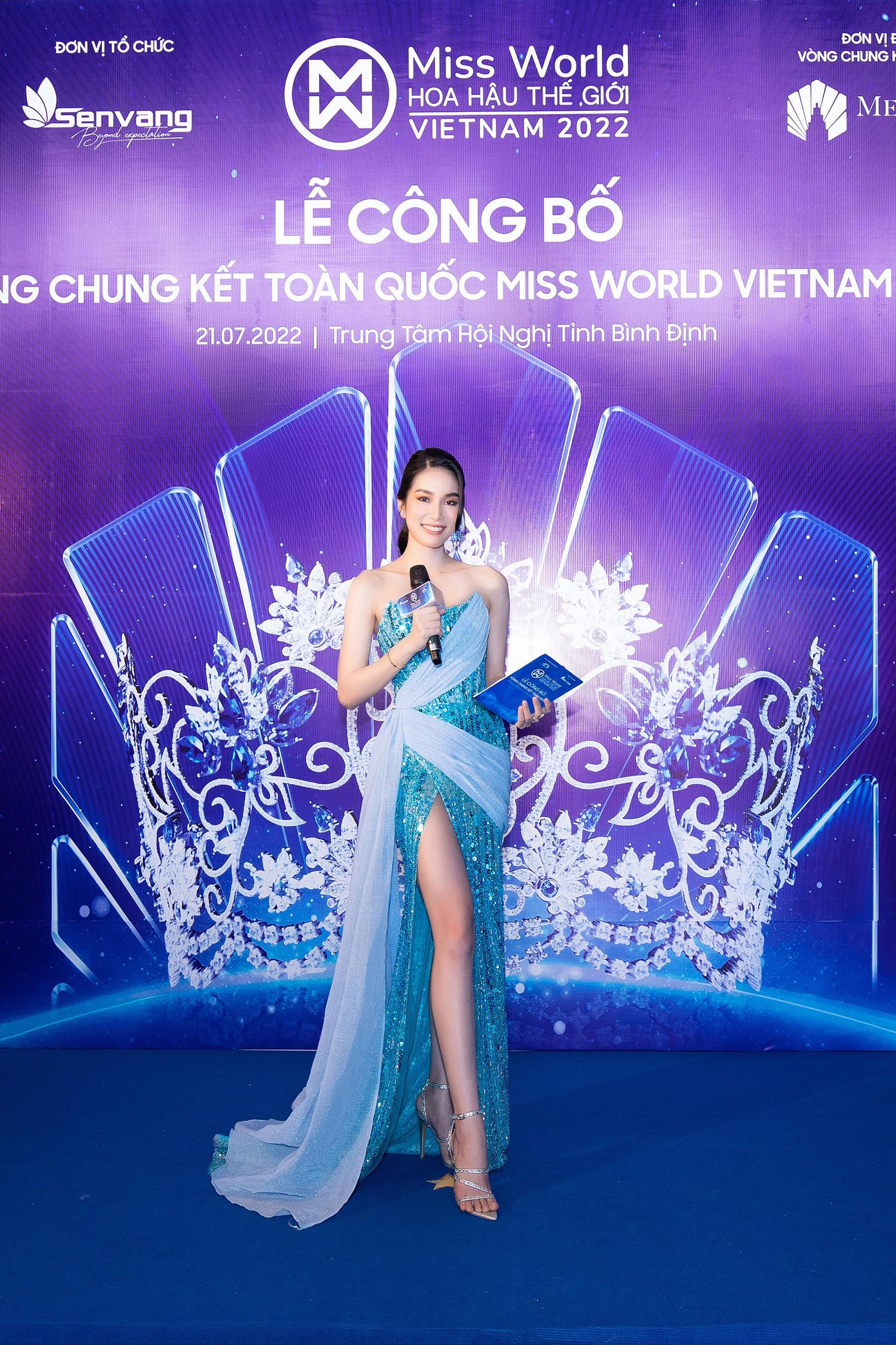 Hoa hậu Quốc tế Việt Nam 2020 diện bộ váy sequin tông màu xanh nước biển khoe đôi chân dài sexy.