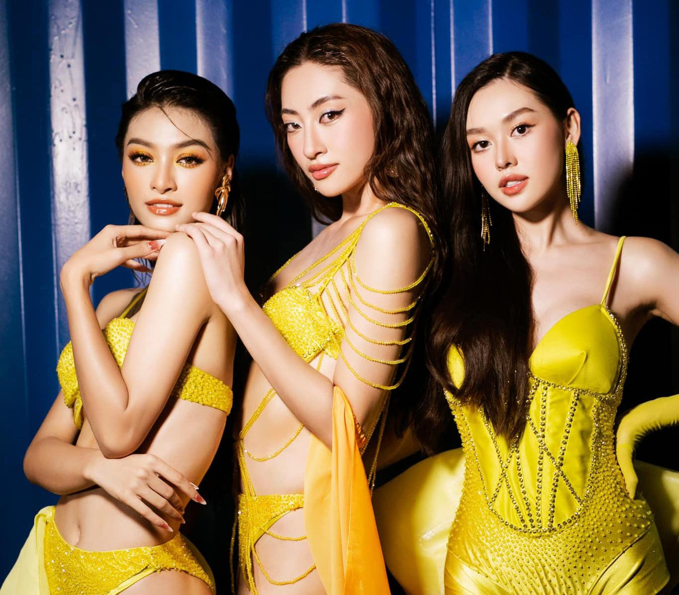 Mới đây top 3 Miss World Vietnam 2019 có màn đọ dáng cực nóng bỏng trong hậu trường sự kiện đại nhạc hội Người đẹp Biển tại Quy Nhơn. Hoa hậu Lương Thùy Linh, Á hậu Kiều Loan và Á hậu Tường San khoe dáng nóng bỏng trong những bộ bikini, áo tắm tông màu vàng nổi bật, rực rỡ.