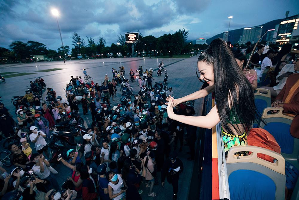 Các nàng hậu nhận được sự chào đón nồng nhiệt của người dân và du khách đang có mặt tại Quy Nhơn.