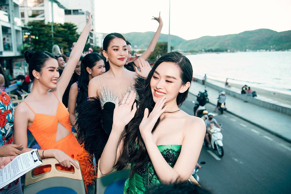 Tham gia diễu hành cùng top 3 Miss World Vietnam 2019 còn có Hoa hậu Tiểu Vy - thành viên Ban giám khảo Miss World Vietnam 2022 và Á hậu Phương Anh.
