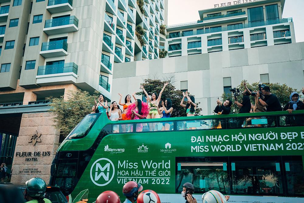 Dàn thí sinh diễu hành bằng xe bus trên khắp các trục đường chính tại TP. Quy Nhơn.