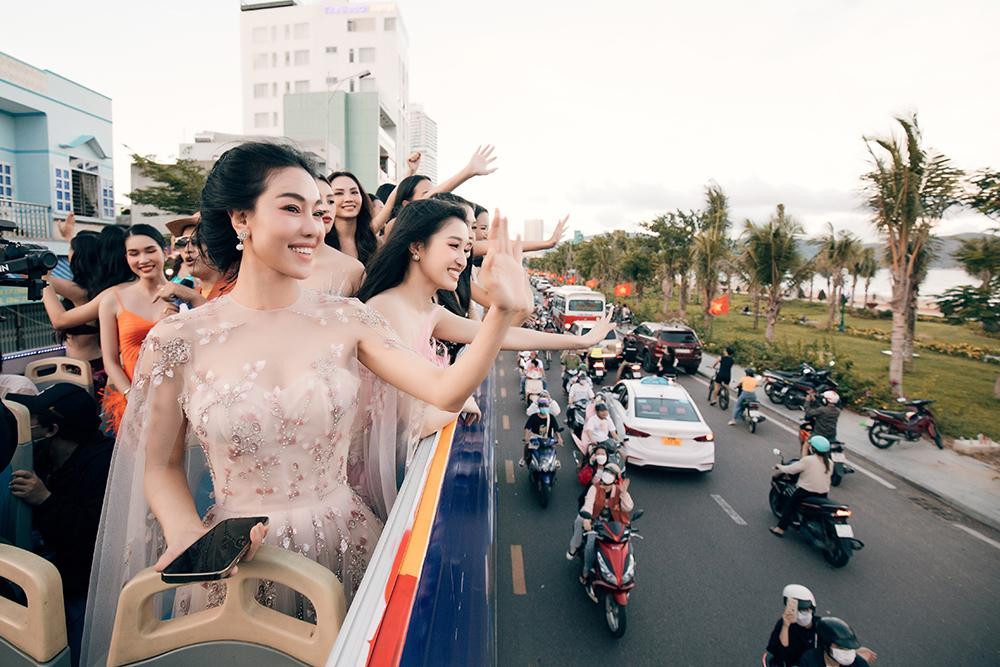 Âm nhạc rộn rã cùng với những phần trình diễn rạng ngời trong các trang phục lộng lẫy đặc trưng của Street Carnival chắc chắn sẽ mang đến một không khí sôi động vui tươi cho những ngày hè tại Quy Nhơn.