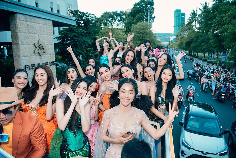 Theo lịch trình đã công bố, đoàn diễu hành STREET CARNIVAL xuất phát từ Bến du thuyền Mũi Tấn đi qua các trục đường chính Xuân Diệu, An Dương Vương, Tây Sơn, Nguyễn Thái Học, Nguyễn Tất Thành...