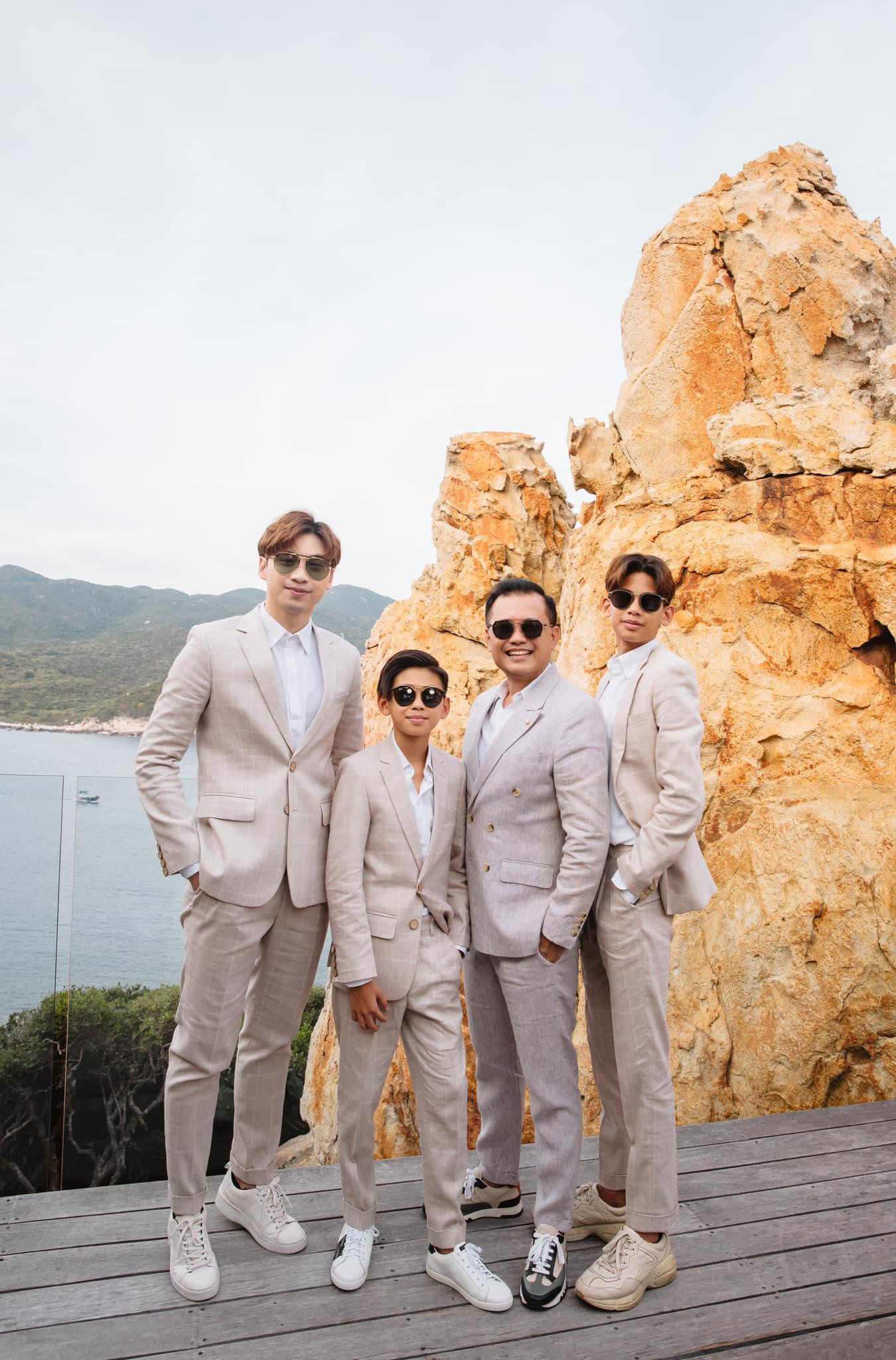 Thời điểm đó, cả Hà Kiều Anh và ông xã đều đã trải qua một lần hôn nhân. Trước đó, doanh nhân Huỳnh Trung Nam đã có một con trai riêng.