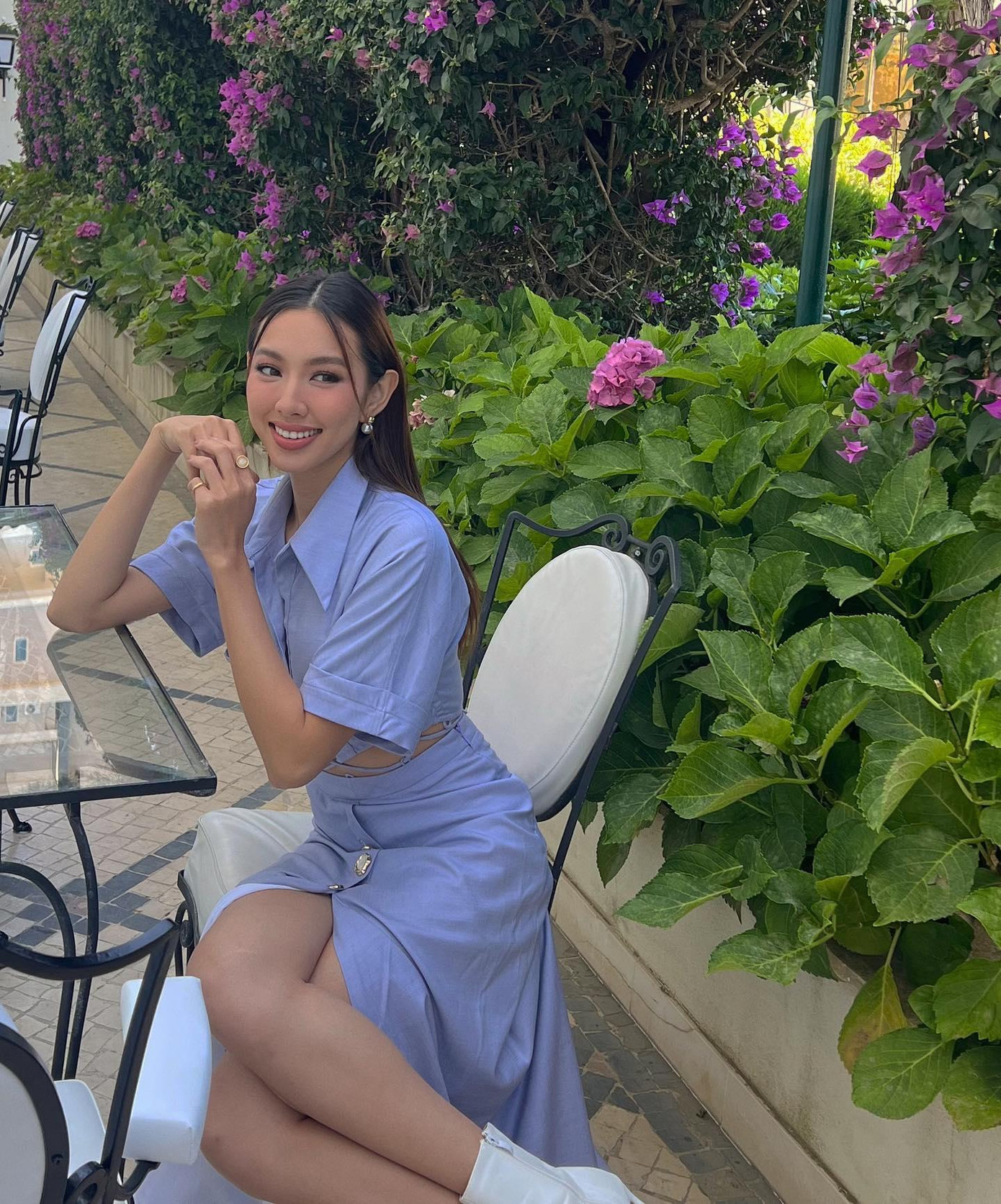 Thiết kế màu tím nhạt với đường cut-out ở vòng hai giúp Thuỳ Tiên khoe vòng eo thon. Cô khéo léo phối cùng đôi boots cao cổ màu trắng để tôn lên vẻ yêu kiều.