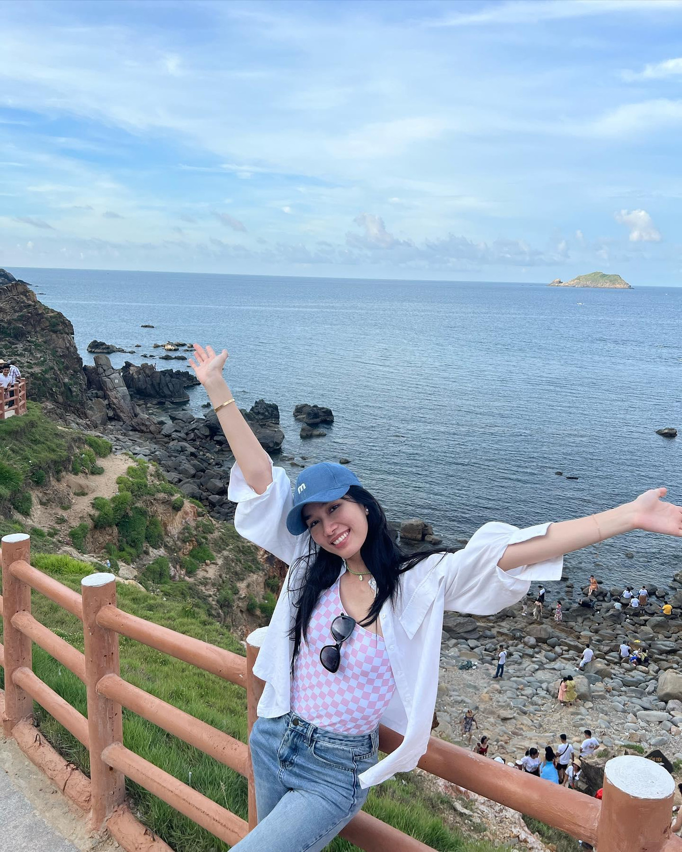 Á hậu Phương Anh tận hưởng không gian thoáng đãng khi thăm quan Eo Gió, Quy Nhơn.