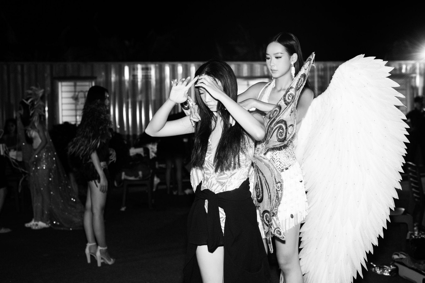 Sau thời gian cùng dự thi Miss World Vietnam, các thí sinh trở nên thân thiết và hỗ trợ nhau hết mình trong hậu trường trước khi lên sân khấu.